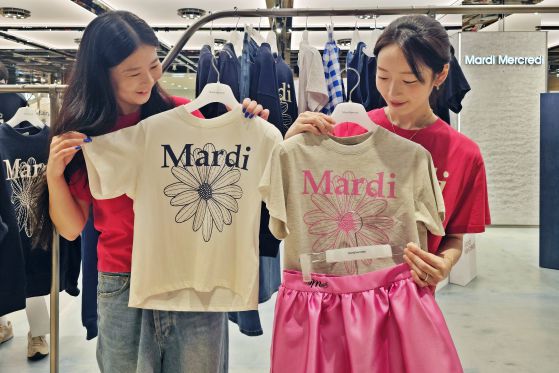 지난해 신세계 센텀시티 지하 2층에 문을 연 ‘마르디 메크르디’ 매장에서 모델들이 옷을 살펴보고 있다. 사진 신세계백화점