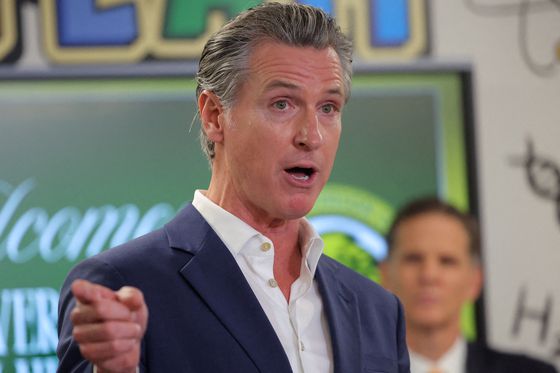 개빈 뉴섬 미국 캘리포니아 주지사가 지난 5일(현지시간) 캘리포니아주 컴튼의 클린턴 초등학교에서 연설을 하고 있다. 로이터=연합뉴스