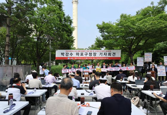 박강수 마포구청장이 9일 서울 마포구 마포자원회수시설 앞에서 마포자원회수시설 공동이용협약 개정 철회 및 소각장 추가설치 반대 기자회견을 하고 있다. [연합뉴스]