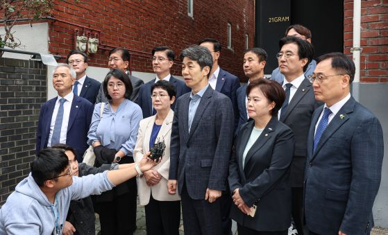지난해 10월 윤건영 더불어민주당 의원 등이 서울 성동구 21그램 사무실 앞에서 대통령 관저 불법증축 및 구조공사와 관련한 국정감사 증인인 21그램 김태영, 이승만 대표에 대한 동행명령장 집행에 동참 후 취재진에 입장을 밝히고 있다. 뉴스1