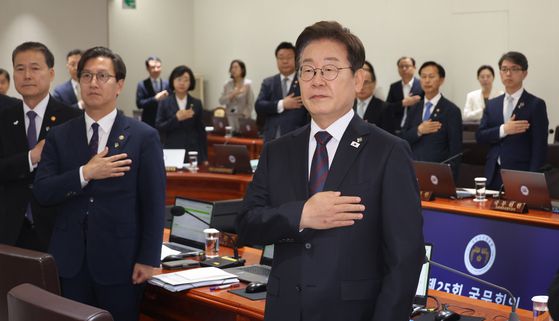 이재명 대통령이 10일 서울 용산 대통령실에서 열린 국무회의에서 국기에 경례하고 있다. 연합뉴스