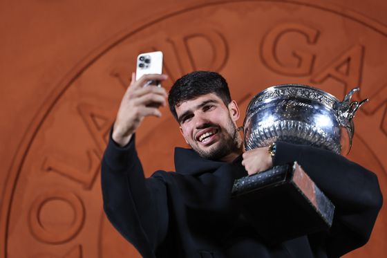 트로피를 들고 셀카를 찍는 모습. [신화=연합뉴스]