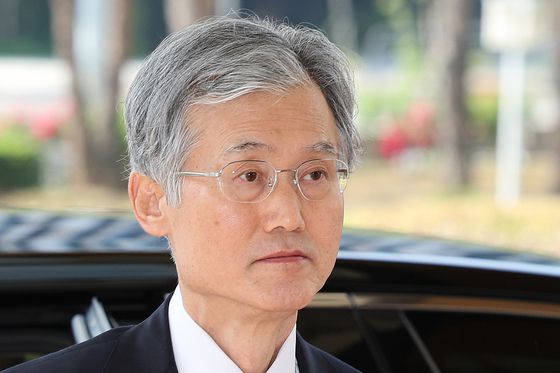 지난 26일 대법원으로 출근하던 조희대 대법원장의 모습. 조 대법원장은 대법관 시절 2020년 문체부 블랙리스트 대법원 전원합의체 판결 당시 문재인 정부가 특검에 넘겼던 청와대 캐비닛 문건은 위법 수집 증거라 판단했다. 뉴스1