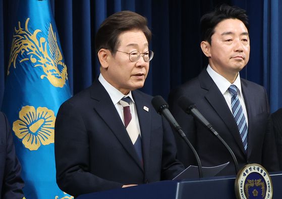 이재명 대통령이 지난 4일 서울 용산 대통령실 청사에서 열린 인사브리핑에서 새 정부 첫 인사 발표를 하고 있다. 오른쪽은 강훈식 비서실장. 당시 이 대통령은 "용산 사무실이 무덤 같다. 황당 무계하다"는 입장을 밝혔다. 대통령실사진기자단