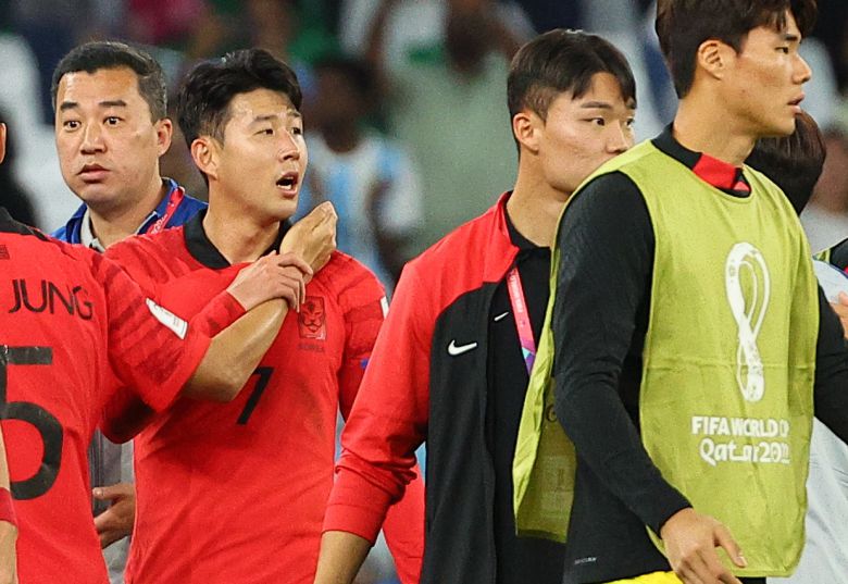 카타르월드컵 당시 등번호도 없는 예비선수였던 오현규(오른쪽 둘째). [연합뉴스]