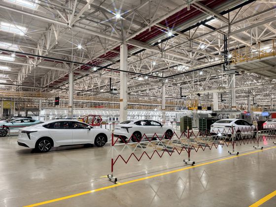 중국 장시성 난창의 장링 신에너지차 생산라인에서 완성된 차량들이 최종 테스트를 기다리고 있다. 신경진 기자