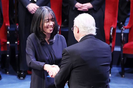 한강이 지난해 12월 10일(현지시간) 스웨덴 스톡홀름 콘서트홀에서 열린 2024 노벨상 시상식에서 스웨덴 칼 16세 구스타프 국왕으로부터 노벨 문학상을 수상하고 있다. 뉴스1