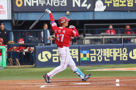 SSG 김성욱이 10일 잠실 LG전에서 타격을 하고 있다. 사진 SSG 랜더스