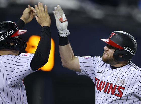 투런 홈런을 때려낸 뒤 동료 선수와 하이파이브를 나누는 LG 외국인 타자 오스틴. 연합뉴스