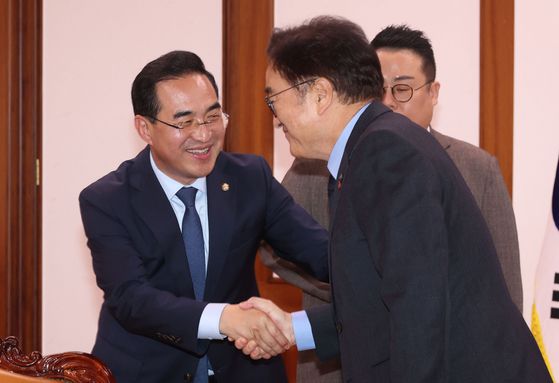 박홍근 더불어민주당 의원이 지난해 10월 22일 오후 서울 여의도 국회에서 열린 홍범도 장군 묘비 전달식에서 우원식 의장과 인사나누고 있다. 뉴시스