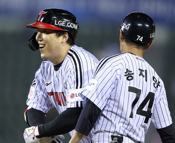 7회 역전 결승타를 때려낸 직후 활짝 웃는 김현수(왼쪽). 연합뉴스