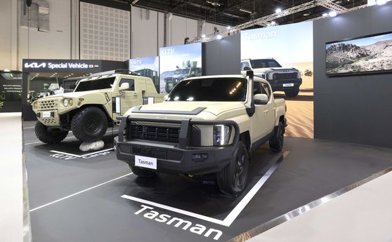 기아는 지난 2월 아랍에미리트(UAE) 아부다비에서 열리는 중동·아프리카 지역 최대 규모 방위산업 전시회 'IDEX 2025'에 참가했다. 왼쪽부터 전시관에 전시된 소형전술차 2인승 카고, 타스만 쇼카. 뉴스1