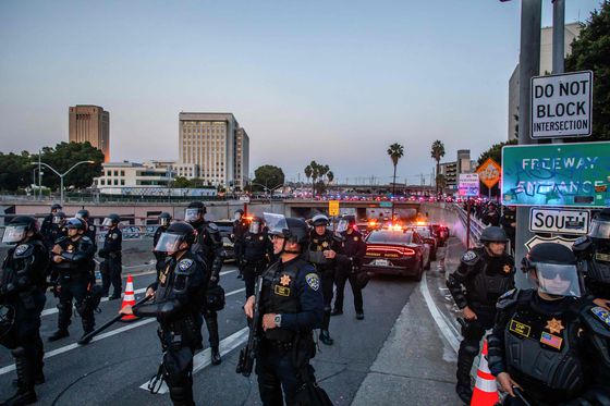 지난 10일 밤 캘리포니아 고속도로 순찰대가 통행금지령이 내려진 도심 고속도로 일대를 지키는 모습. AFP=연합뉴스