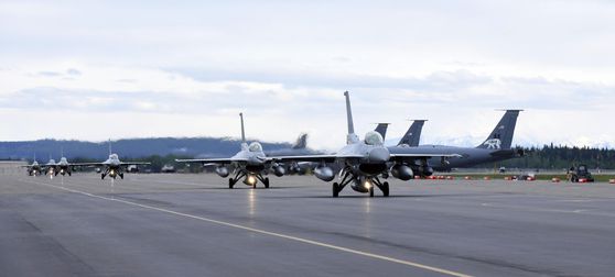 5일 새벽 2시 공군 충주기지에서 이륙한 KF-16 편대가 약 9시간의 비행을 마치고 미국 현지시간으로 4일 18시 알래스카주 아일슨 기지에 착륙해 지상활주하고 있다. 공군 제공.