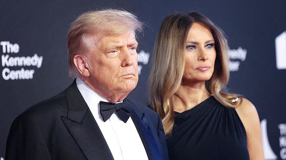 도널드 트럼프 미국 대통령(왼쪽)과 멜라니아 트럼프 영부인이 11일(현지시간) 워싱턴 D.C. 케네디 센터에서 취재진 앞에 서 있다. AP=연합뉴스