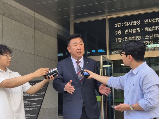 이범석 청주시장이 12일 청주지법에서 열린 첫 공판을 앞두고 중대재해처벌법 위반 혐의에 대한 입장을 밝히고 있다. 최종권 기자