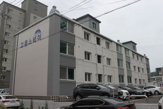 한국전력 사택을 리모델링한 공공 임대주택인 고흥스테이 건물 전경. 현재 4기 참가자 선정 절차를 진행 중이다. 주정완 기자