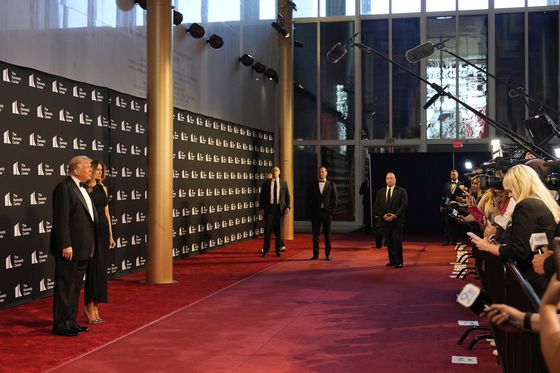 (앞)오하이오주 공화당 의원 짐 조던과 폴리 조던이 11일(현지시간) 워싱턴에서 열린 '레 미제라블' 개막식에 참석하기 위해 케네디 센터 밖에 있는 타라 후트, 리키 로즈, 바제네시스, 마리아 콘 카르네 옆을 지나가고 있다. AP=연합뉴스