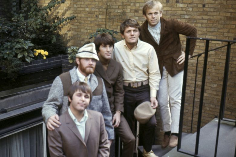 록밴드 ‘비치보이스’. 칼 윌슨(왼쪽부터), 마이크 러브, 브라이언 윌슨, 브루스 존스턴, 알 자딘이 지난 1966년 11월(현지시간) 런던에서 포즈를 취하고 있다. AP=연합뉴스