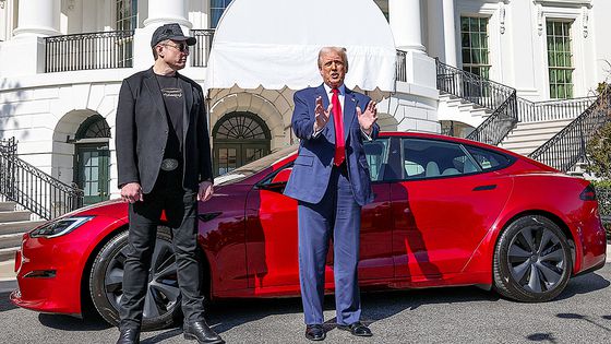 지난 3월 도널드 트럼프 미 대통령(오른쪽)과 일론 머스크가 트럼프가 구입한 테슬라 차량 앞에서 언론에 발언하고 있다. 로이터=연합뉴스