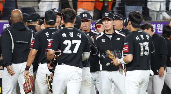 KT 선수들. 뉴스1