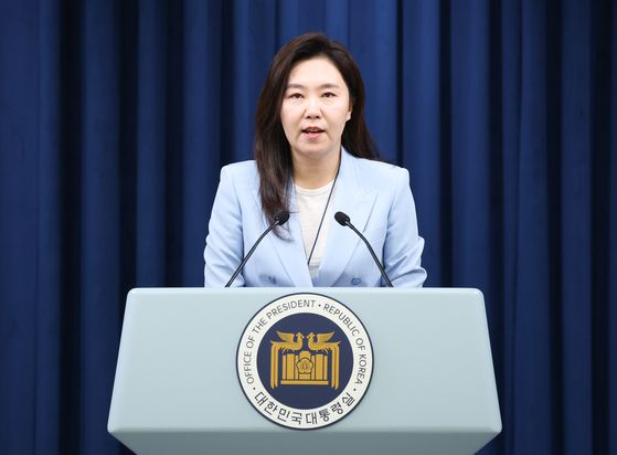 강유정 대통령실 대변인이 13일 서울 용산구 대통령실 청사에서 오광수 민정수석비서관 사의 관련 브리핑을 하고 있다. 강 대변인은 ″오 수석은 어젯밤 이 대통령에게 사의를 표했다″며 ″이 대통령은 공직기강 확립과 인사 검증을 담당하는 민정수석의 중요성을 두루 감안해 오 수석의 사의를 받아들였다″고 말했다. 뉴스1