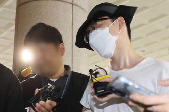 서울 은평구의 한 아파트에서 이웃 주민에게 일본도를 휘둘러 숨지게 한 혐의로 경찰에 긴급 체포된 백모씨가 구속 전 피의자 심문(영장실질심사)을 받기 위해 지난해 8월1일 오전 서울 마포구 서울서부지법으로 들어서고 있다. 연합뉴스