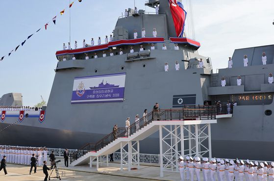 북한 노동당 기관지 노동신문은 13일 "해군 구축함 진수기념식이 6월 12일에 나진조선소에서 진행됐다"고 보도했다. 노동신문=뉴스1