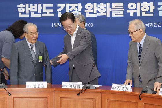 이재명 대통령이 9일 서울 용산구 대통령실 청사 집무실에서 이시바 시게루 일본 총리와 전화 통화를 하던 중 미소 짓고 있다. 대통령실 제공