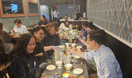 미국 매사추세츠 종합병원 종양학 교수인 한국계 리차드 리 박사(오른쪽 맨앞) 등 하버드 의대와 제휴 관계를 맺은 종합 의료 네트워크 ‘매사추세츠 제너럴 브리검(Massachusetts General BrighamㆍMGB)’에서 일하는 한인 의료인 모임 ‘김치(KIMCHI)’ 회원들이 지난달 28일(현지시간) 보스턴의 한 한식당에서 저녁 모임을 갖고 있다. 보스턴=김형구 특파원