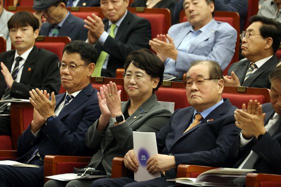 13일 서울 여의도 국회도서관에서 열린 6.15남북공동선언 25주년 학술회의 및 민주정부 한반도평화 계승발전협의회 발족식에서 김선민 조국혁신당 대표 권한대행 등 참석자들이 박수를 치고 있다. 뉴시스