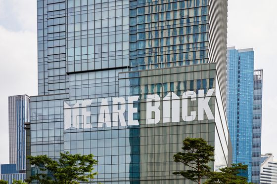 서울 용산구에 위치한 하이브 사옥은 방탄소년단과 아미 로고를 이용해 '위 아 백' 문구를 적었다. 사진 빅히트 뮤직