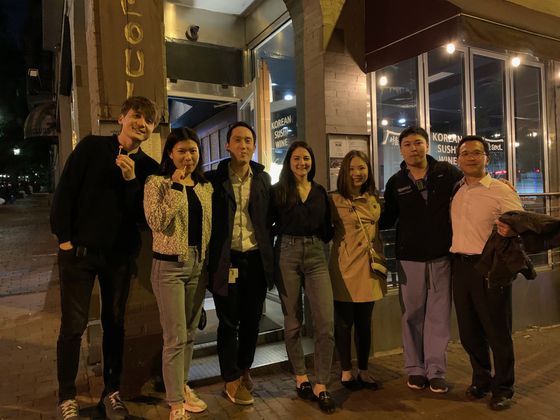 미국 매사추세츠 종합병원 종양학 교수인 한국계 리차드 리 박사(오른쪽) 등 하버드 의대와 제휴 관계를 맺은 종합 의료 네트워크 ‘매사추세츠 제너럴 브리검(Massachusetts General BrighamㆍMGB)’에서 일하는 한인 의료인 모임 ‘김치(KIMCHI)’ 회원들이 보스턴에서 저녁 모임을 가진 뒤 단체 사진을 찍고 있다. 사진 리차드 리 박사