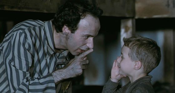 홀로코스트 비극 속에서 감동적인 가족애를 그린 영화 '인생은 아름다워'.  사진 팝엔터테인먼트