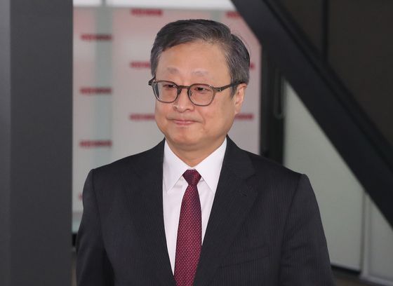 후보교체 시도 감사를 총괄하고 있는 유일준 국민의힘 당무감사위원장의 모습. 사진은 지난해 3월 국민의힘의 위성정당이었던 국민의미래 공천관리위원장을 맡아 비례대표 후보자 순번 발표 기자회견을 갖기 위해 이동하던 모습. 뉴스1