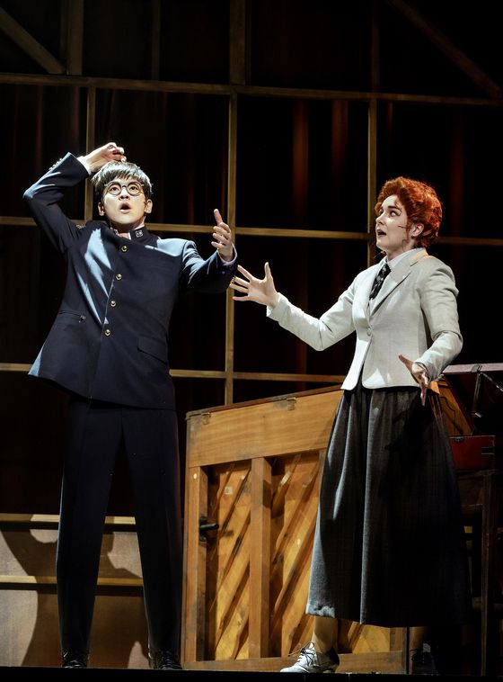 박천휴-윌 애런슨 콤비가 만든 뮤지컬 '일 테노레'의 한 장면. 주인공 윤이선(배우 홍광호)이 베커 선생님에게 성악 레슨을 받는 모습이다. 사진 오디컴퍼니