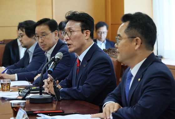 김민석 국무총리 후보자가 14일 서울 종로구 통의동 금융감독연수원에 마련된 청문회 준비단 사무실에서 식품·외식업 협회와 전문가 등이 참석한 가운데 열린 밥상물가 안정을 위한 경청 간담회에서 발언하고 있다. 연합뉴스