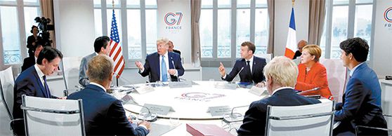 2019년 8월 24일부터 26일까지 프랑스 비아리츠에서 열린 G7 정상회의 모습. 가운데 정면에 있는 도널드 트럼프 미 대통령부터 시계 방향으로 에마뉘엘 마크롱 프랑스 대통령, 앙겔라 메르켈 독일 총리, 쥐스탱 트뤼도 캐나다 총리, 보리스 존슨 영국 총리, 도날드 투스크 유럽연합 상임의장. 주세페 콘테 이탈리아 총리, 아베 신조 일본 총리. AP=연합뉴스