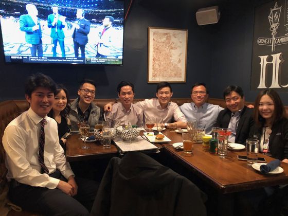 미국 매사추세츠 종합병원 종양학 교수인 한국계 리차드 리 박사(오른쪽 세 번째) 등 하버드 의대와 제휴 관계를 맺은 종합 의료 네트워크 ‘매사추세츠 제너럴 브리검(Massachusetts General BrighamㆍMGB)’에서 일하는 한인 의료인 모임 ‘김치(KIMCHI)’ 회원들이 보스턴에서 모임을 가지며 단체 사진을 찍고 있다. 사진 리차드 리 박사