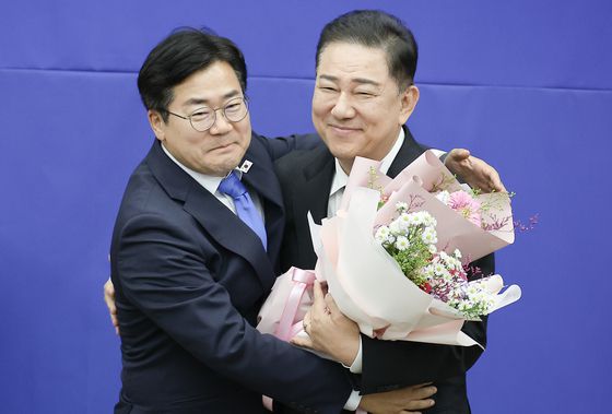 신임 원내대표로 선출 된 김병기 의원(오른쪽)이 13일 국회에서 열린 제2기 원내대표 선출을 위한 의원총회에서 박찬대 전임 원내대표의 축하를 받고 있다. 임현동 기자/20250613