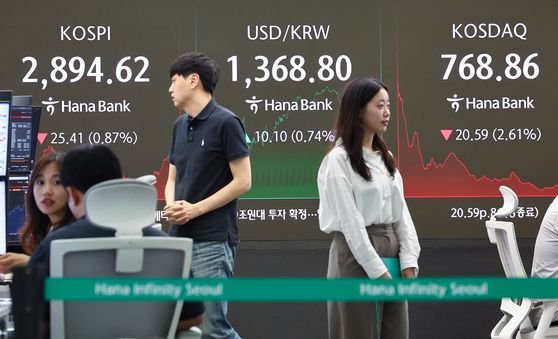 이스라엘이 이란에 대한 공습에 나서는 등 중동 위기가 고조된 13일 서울 중구 하나은행 본점 딜링룸. 연합뉴스