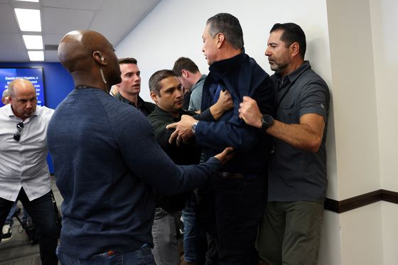 미국 캘리포니아주 로스앤젤레스(LA)에서 열린 크리스티 노엄 국토안보부 장관의 기자회견장에서 질문을 하려던 알렉스 파디야 민주당 상원의원(캘리포니아)이 경호요원들에 의해 끌려나가고 있다. AFP=연합뉴스