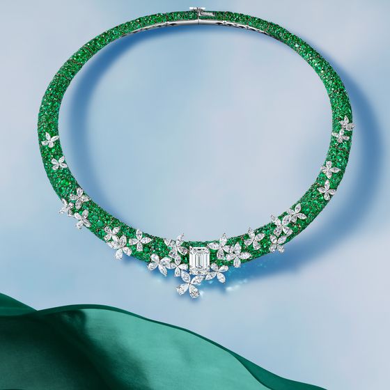에메랄드와 다이아몬드를 사용한 그라프 버터플라이 하이 주얼리 네크리스. 사진 그라프