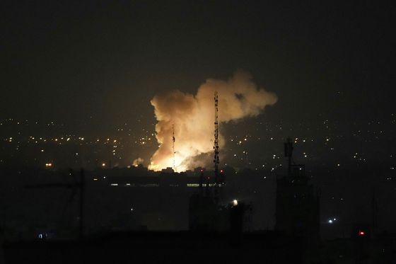 13일 이란 테헤란에서 공습을 받은 뒤 화염과 연기가 치솟는 모습. 이스라엘 방위군(IDF) 관계자는 "이란 손에 있는 대량살상무기는 이스라엘에는 실존적 위협이자 세계에 중대한 위협이다"고 설명했다. AP=연합뉴스