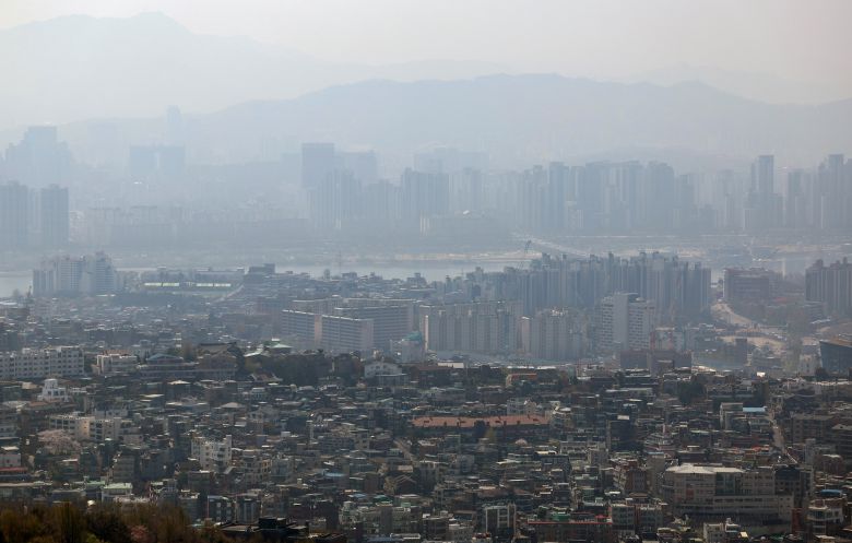 초미세먼지 농도가 나쁨 수준을 보인 날, 서울 중구 남산에서 바라본 도심이 뿌옇다. 연합뉴스