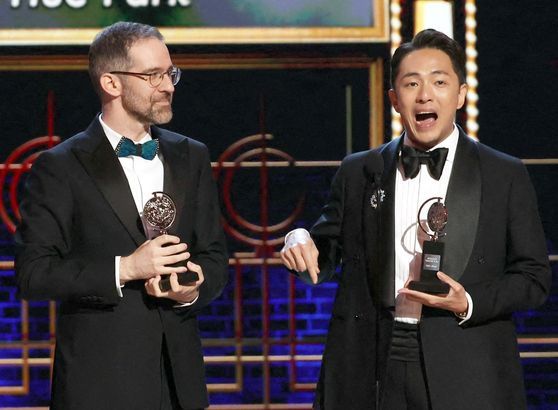 8일(현지시간) 뉴욕 라디오시티 뮤직홀에서 열린 78회 토니상 시상식에서 각본상을 받은 후 수상소감을 전하고 있는 박천휴(오른쪽) 작가와 그의 파트너 윌 애런슨. 로이터