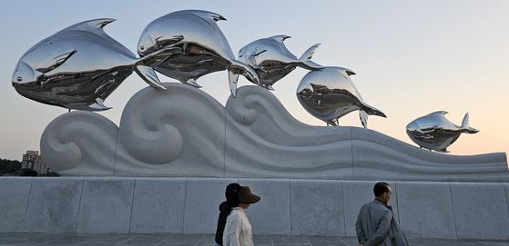 전남 신안군 지도읍 신안갯벌타운에 있는 병어 조형물. 이곳에서 매년 6월 ‘섬 병어축제’가 열린다. 사진 신안군