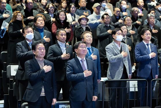 2023년 12월 14일 정태호 당시 더불어민주당 민구연구원장(앞줄 왼쪽)과 전해철 당시 민주주의 4.0 연구원 이사장(앞줄 오른쪽)이 서울 종로구 노무현시민센터에서 열린 민주주의 4.0 연구원 창립 3주년 기념 토론회에 참석해 국민의례를 하고 있다. 뉴스1