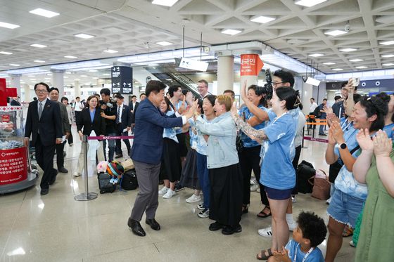 오영훈 제주지사가 지난 11일 '제주와 함께하는 마음의 고향 여행' 환송회에서 참가자들과 작별 인사를 하고 있다. 사진 제주관광공사