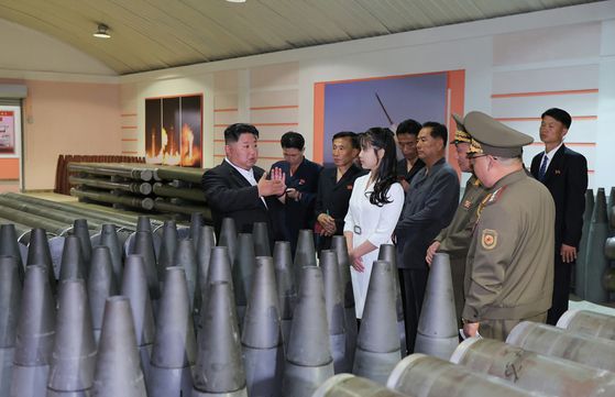 북한 노동당 기관지 노동신문은 김정은 당 총비서가 전날인 13일 중요군수공업기업소를 현지지도했다고 14일 보도했다. 사진은 김 총비서가 딸 주애와 함께 기업소 내부를 둘러보는 모습. 노동신문=뉴스1